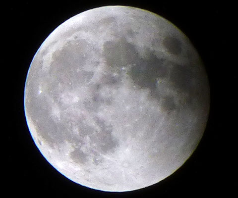 皆既月食後の満月