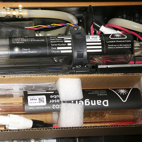 レーザー発振管